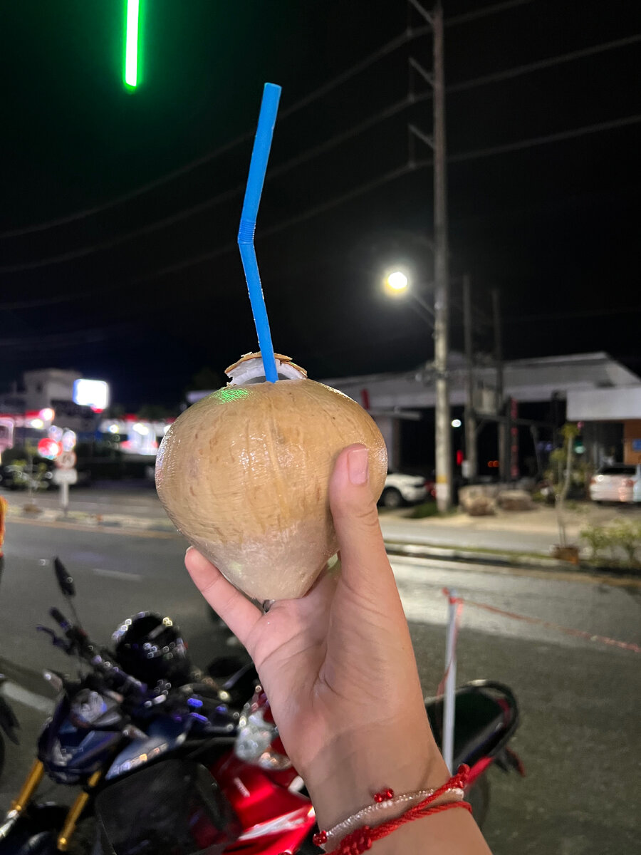 Кокосы вот такие и большие зеленые. 20-25 бат