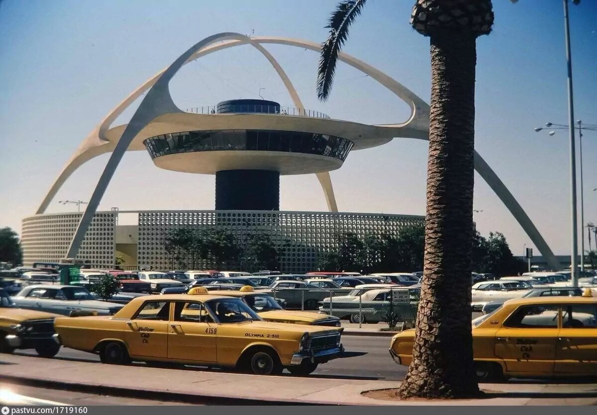 "Тематическое здание" (The Theme Building"), построенное в 1961 году в аэропорту Лос-Анджелеса. Здесь "летающую тарелку" разбавили другими конструкциями. Внутри находится ресторан. Фото 1965-1970 годов. С сайта www.pastvu.com.