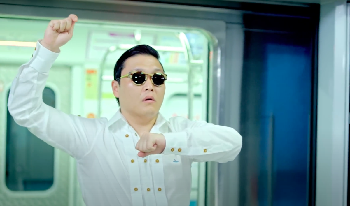 Китаец поет двумя. Gangnam Style. Гангнам стайл гиф. Очки Psy. Китаец поет
