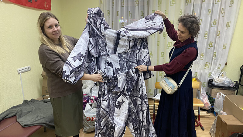 Волонтеры для бойцов СВО вяжут носки, шьют дождевики, защитные костюмы