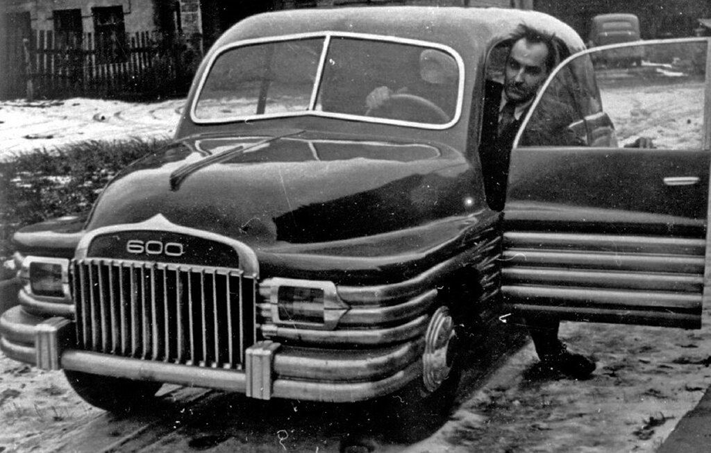 Всеволод Бахчиванджи со своим творением.Реклама