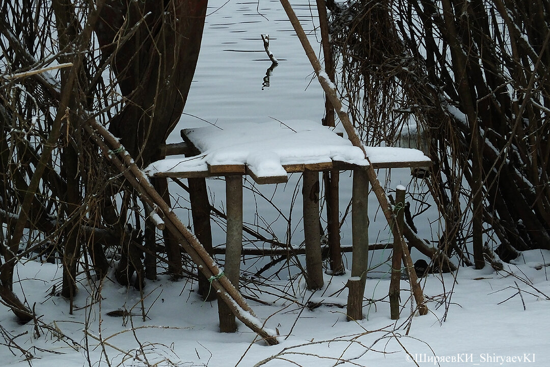 Вот настил укрытия, которое река накрывала полностью. Сегодня в других укрытиях сидеть в засаде я не планировал. Рюкзак со стульчиком, топориком, пилкой не брал. Не планировал и ремонтом укрытия у воды заниматься.