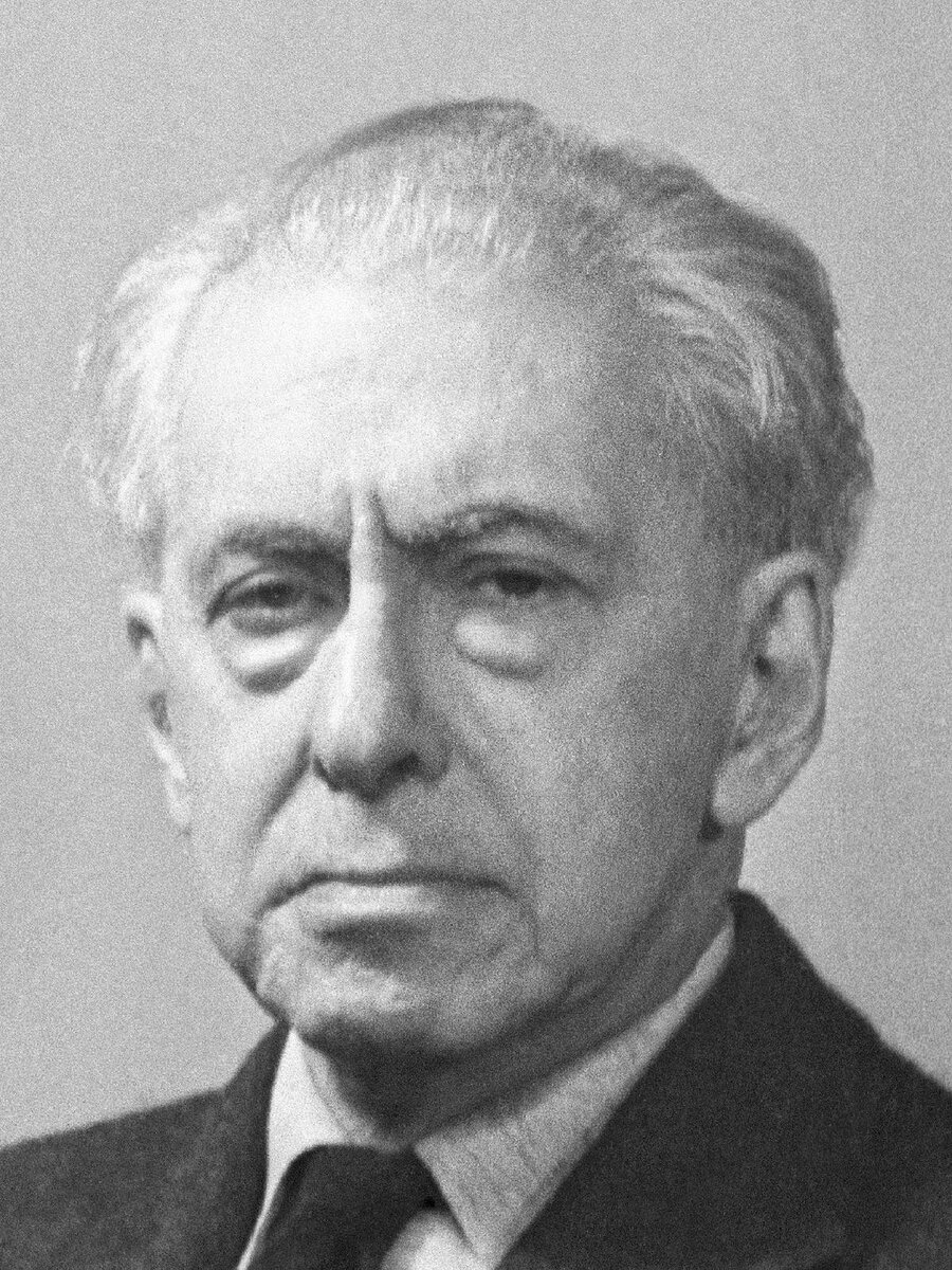 Илья Григорьевич Эренбург, писатель, поэт, переводчик, журналист, общественный деятель. Во время Великой Отечественной войны Илья Эренбург был военным корреспондентом газеты "Красная Звезда".