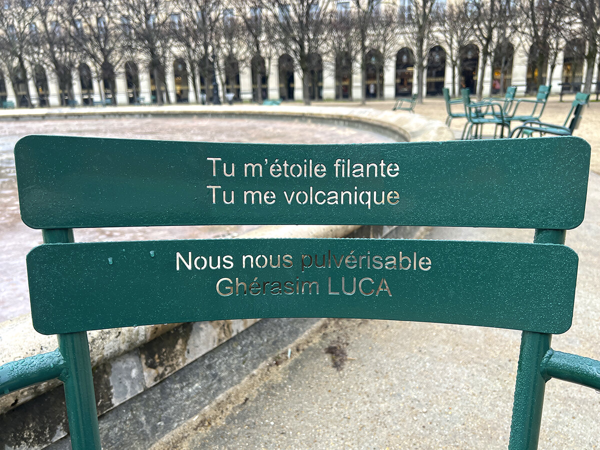Цитата на спинках кресла. Фото автора. Листайте галерею, чтобы увидеть цитаты других авторов