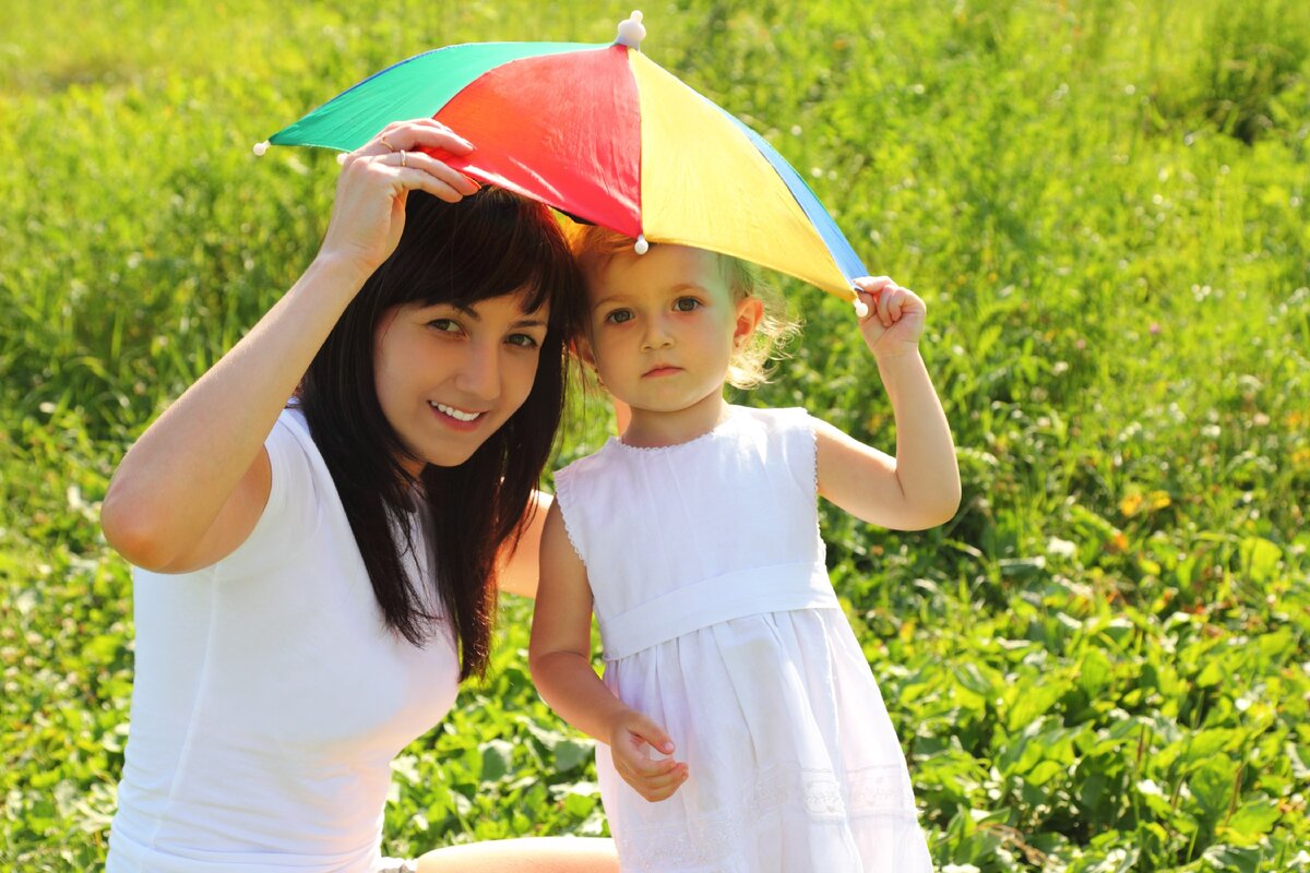 Мама с дочкой скрытая. Мама с зонтом от солнца. Мать с дочерью под зонтиком. Платочки на маму и дочку от солнца. Зонтик для Дочки и матери.