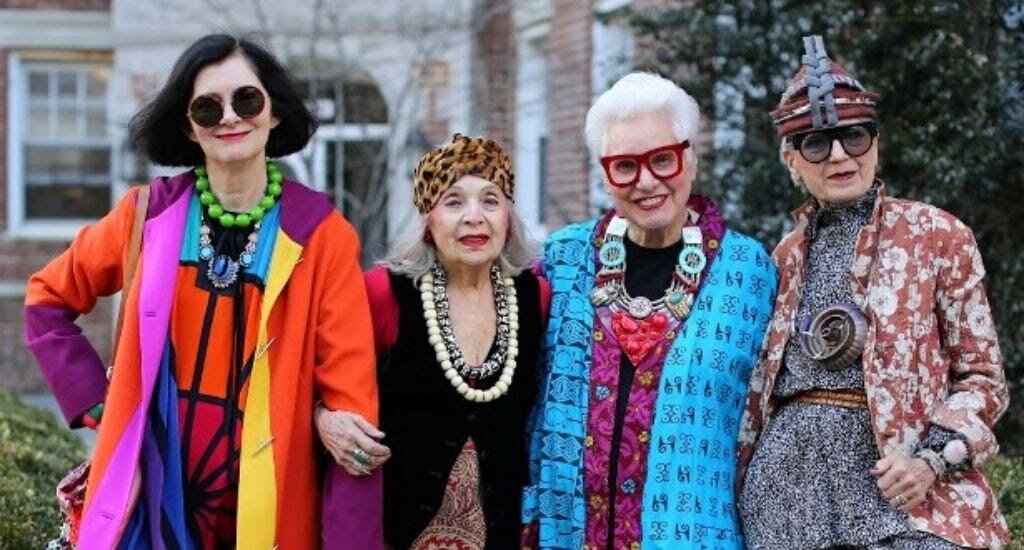 Модные старушки. Три пожилых. Старый дедушка. Три пожилых. Бабули на скамейке.