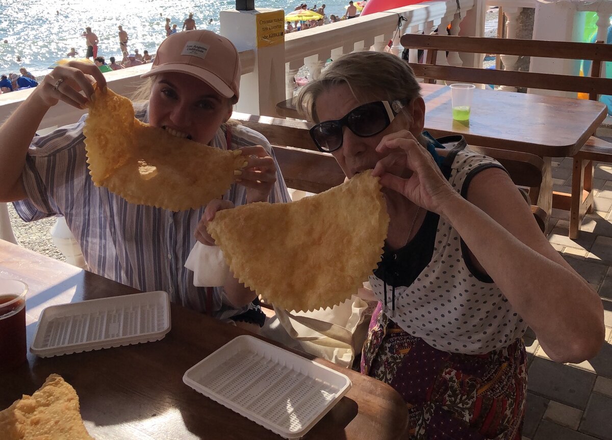 Моя бабуля чуть с ума не сошла, что не может доесть чебурек и придётся половину выкинуть