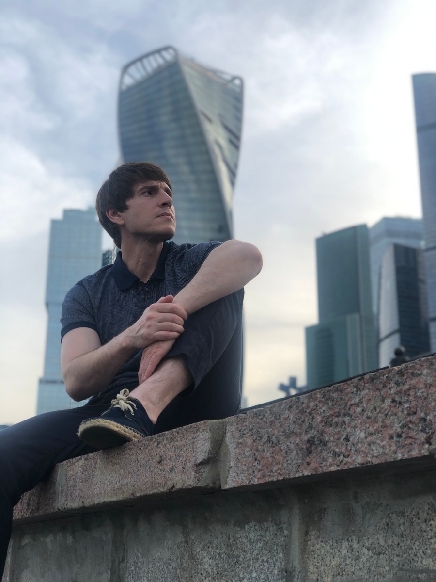 Есть много различных рейтингов, но у каждого покупателя свои приоритеты. В этом посте только статистика продаж. Топ-5​ районов Москвы, пользующихся наибольшей популярностью у покупателей жилья в новостройках. На пятерку лидеров пришлось более четверти (28%) всех договоров долевого участия, оформленных с января по апрель 2020 года.

Хорошево-Мневники – 7,6% ДДУ.
Граница локации проходит вдоль русла Москвы-реки, а рядом находятся Серебряный бор и Мневниковская пойма.​ Здесь реализуют 13 проектов.

Даниловский район – 6,3% ДДУ.
Второе место занял Даниловский район с долей 6,3%. В локации представлено 15 проектов. Большая часть спроса ( 70.6 % ) почти равномерно распределена между четырьмя комплексами бизнес-класса: по 17,9% приходится на​ ,,Зиларт" от ,,Группы ЛСР" и RiverSky от компании «Инград», а также по 17,4% – на «Павелецкую Сити» от MR Group/Level Group и «Now. Квартал на набережной» от Tekta Group.

Западное Дегунино – 5,2% ДДУ.
Замыкает тройку Западное Дегунино, занимающее 5,2% спроса в «старой» Москве. Все новостройки комфорт-класса. За «квадрат» в районе потребуется заплатить в среднем 207,6 тыс. рублей.

Раменки – 5,1% ДДУ.
Четвертое место. На территории района находятся заказники «Долина реки Сетунь» и «Воробьевы Горы», несколько парков. В Раменках продажи ведутся в 15 проектах. Существенная доля относится к бизнес-классу (59,8%), на премиум-класс приходится 17,9% предложения, комфорт-класс занимает 7,4%, элит-класс – 4,9%. Средняя цена кв. метра составляет 324,1 тыс. рублей.

Рязанский район – 3,8% ДДУ.
Пятое место занял Рязанский район с показателем 3,8%. Локация расположена за пределами ТТК. В реализации пять проектов.
Статистика с портала Элитное.ру.