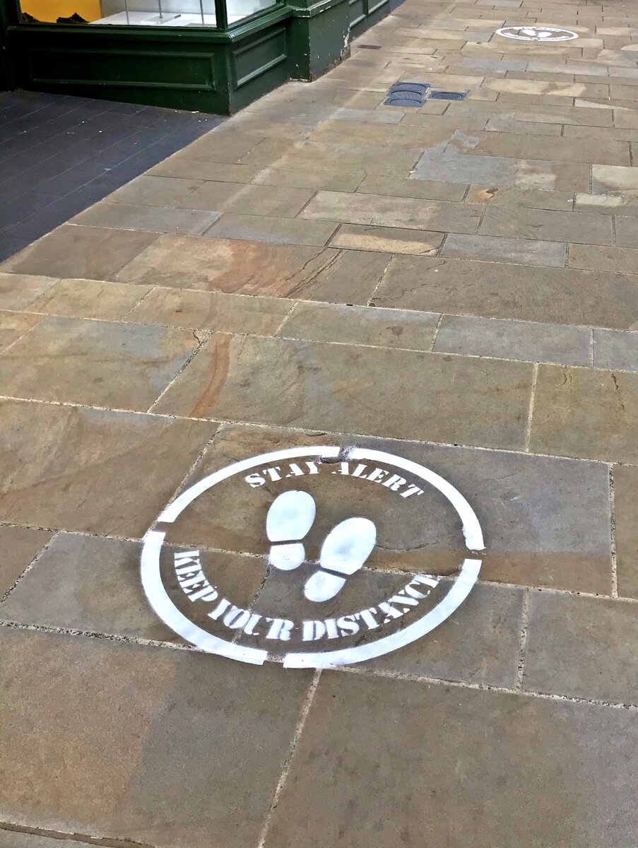 Разметка в городе, напоминающая держать дистанцию в 2 метра. Ее сделали совсем недавно, когда открыли магазины - 15 июня. 