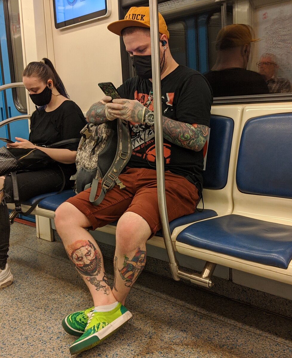 Человек в метро в полной защите