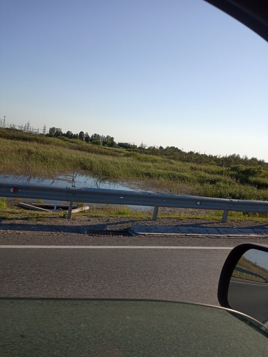 Слева болото