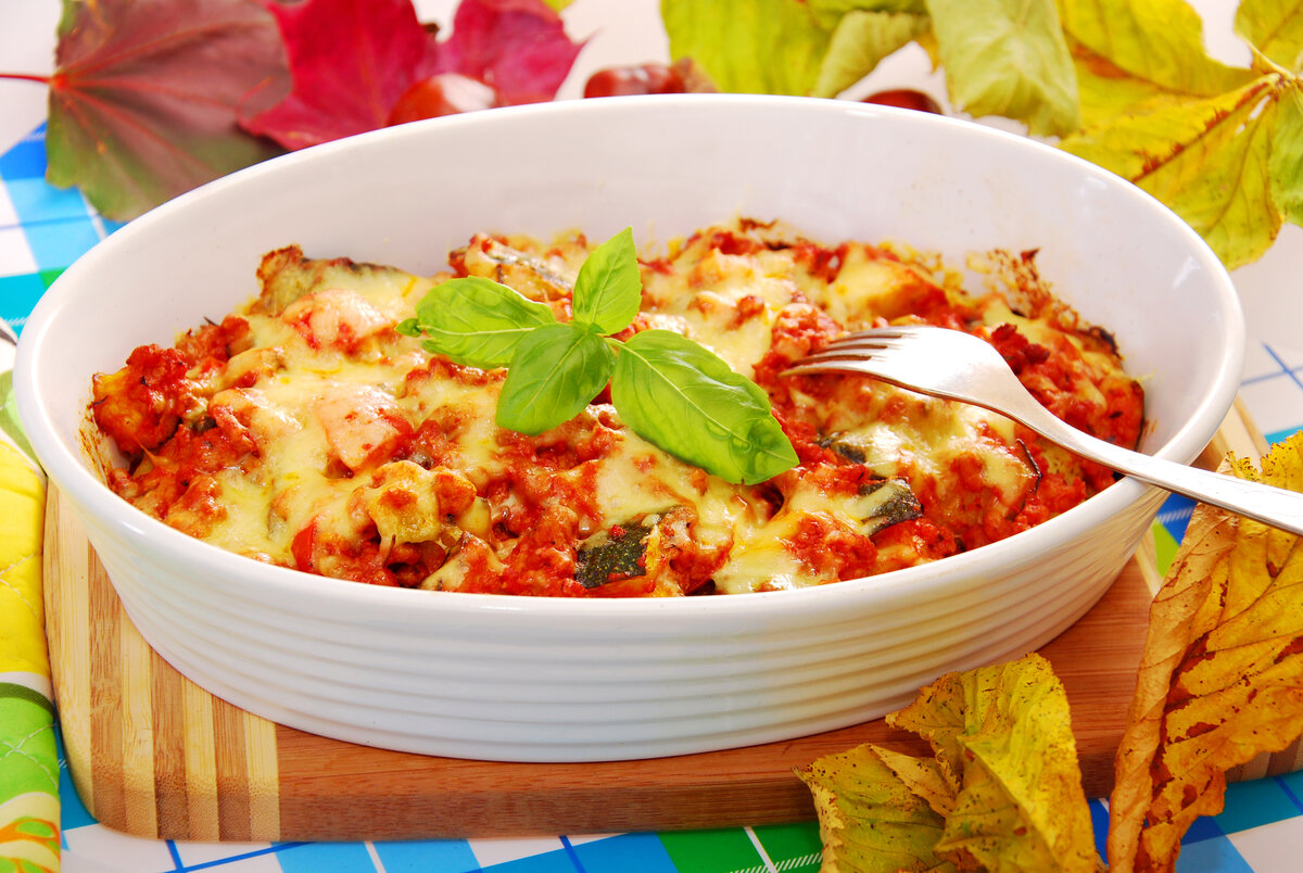 Картофельная запеканка с помидорами. Запеканка с овощами. Запеканка с мясом и овощами. Овощная запеканка с фаршем.