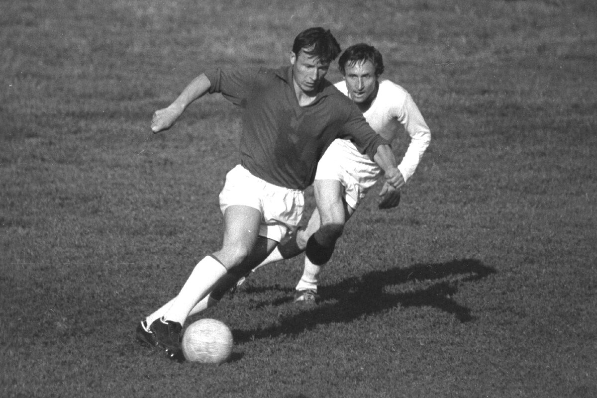 Валерий Серов с мячом