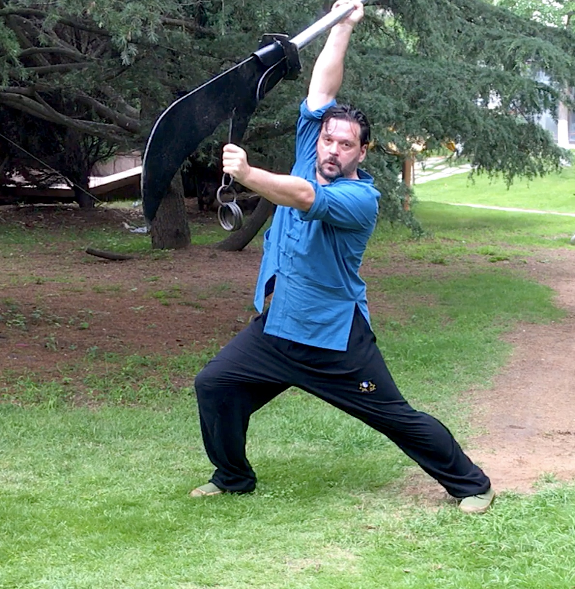 Автор выполняет базовые упражнения с тяжелой тренировочно-экзаменационной алебардой