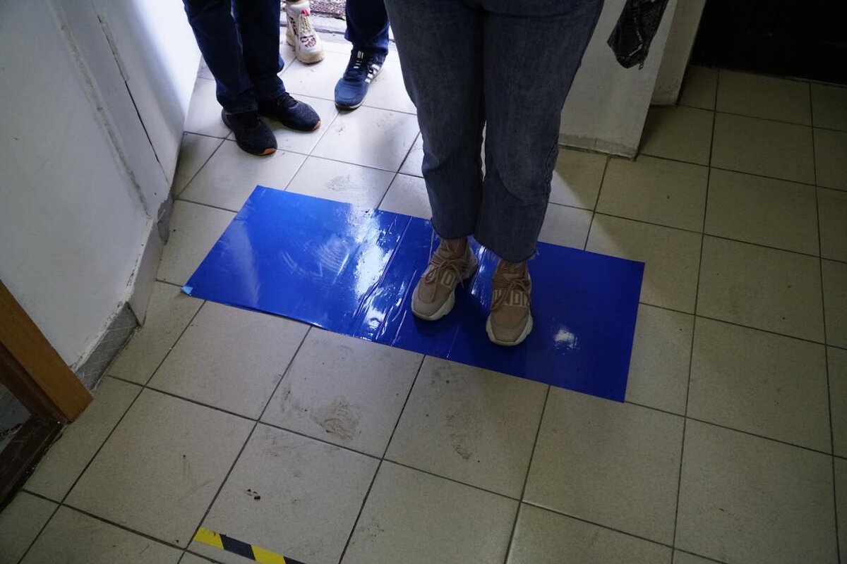 Дезинфицирующий коврик на избирательном участке. Фото prmira.ru.