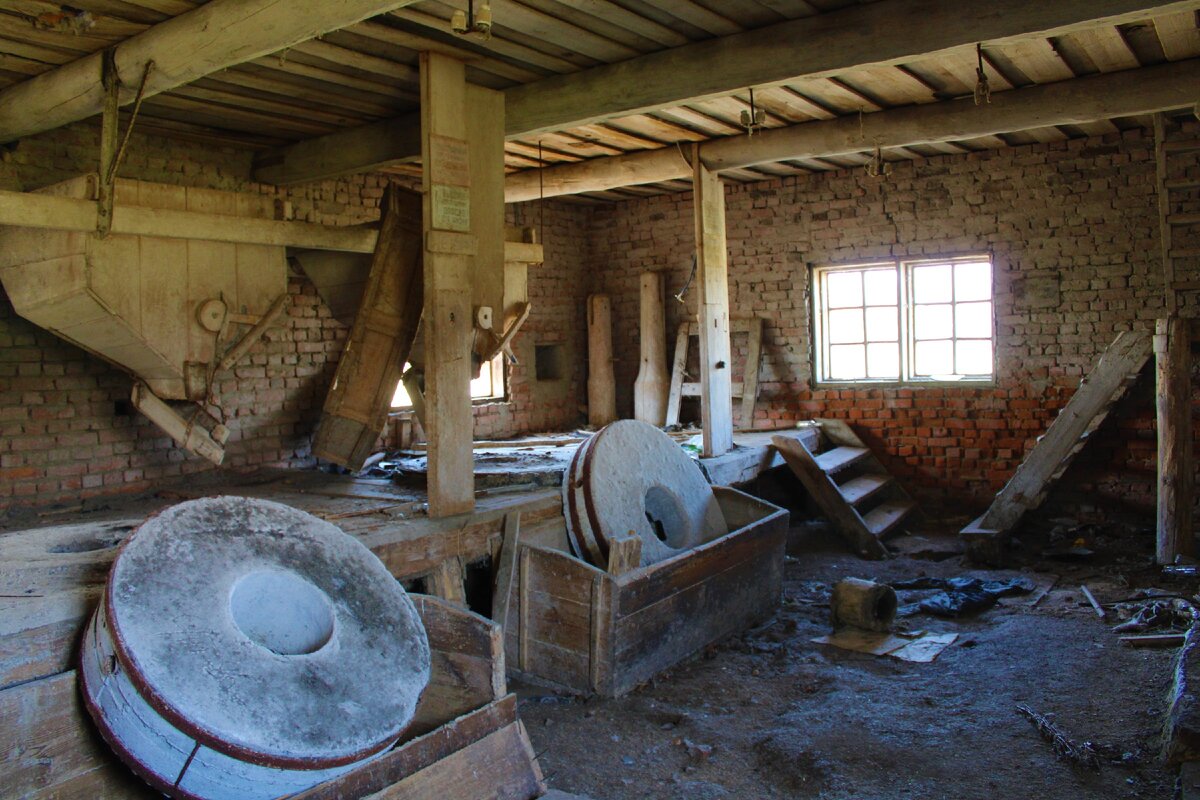 Заброшенное здание мукомольни времен СССР у одной дальней деревни, показываю, какое оборудование мы обнаружили внутри…