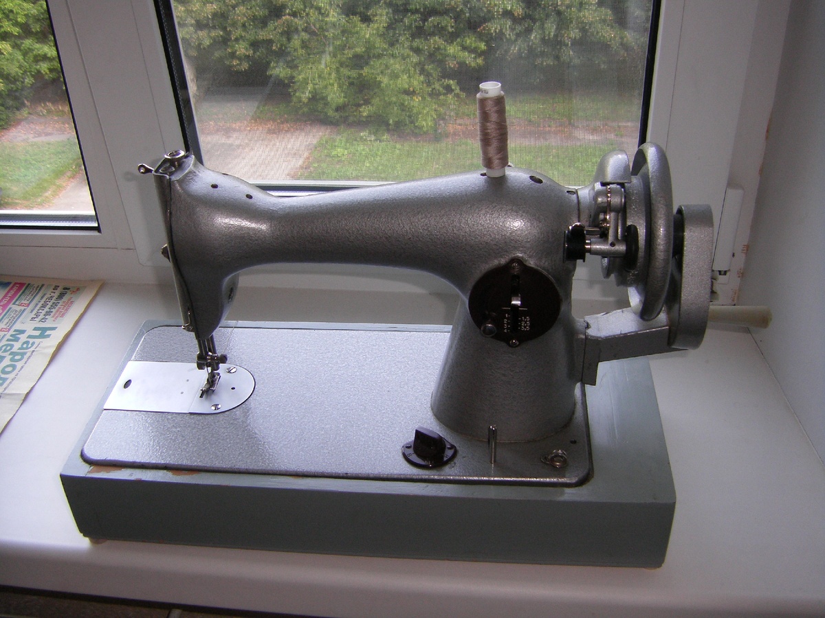 Вот работающую швейную машинку берут только за 500 руб. на запчасти.Еще не решилась так дешево отдавать