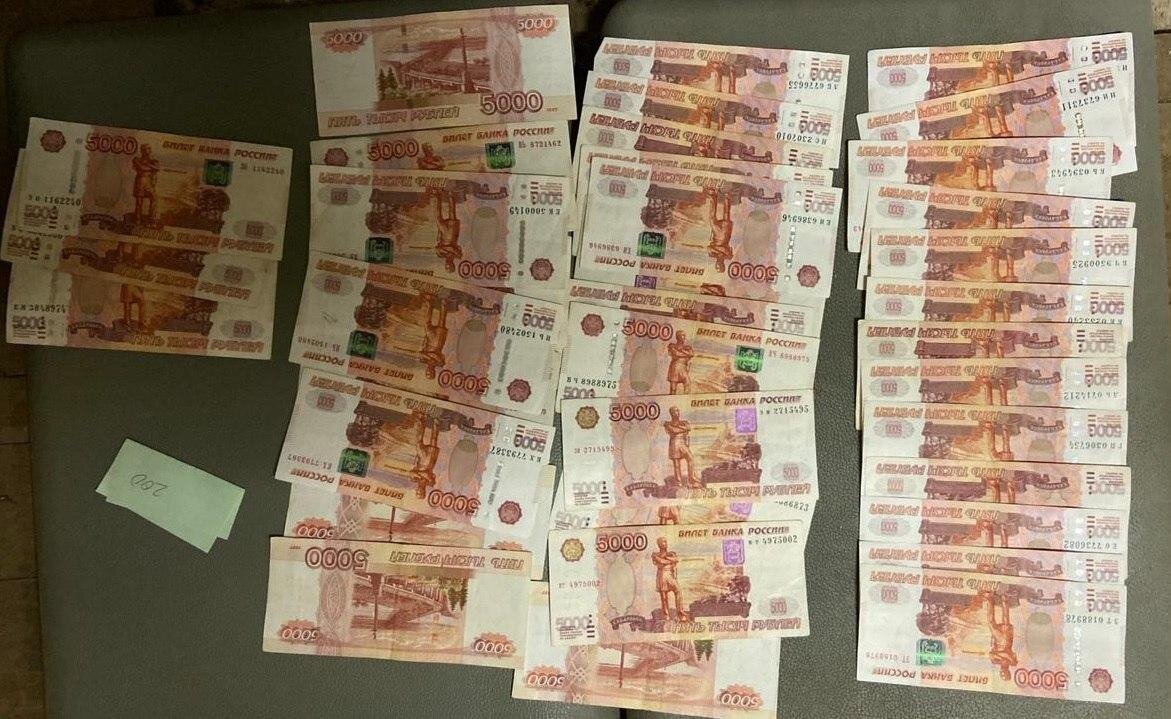90 тыс рублей. пятитысячные купюры в руках. 90 тыс рублей. пятитысячные купюры в руках. 130 тысяч рублей.