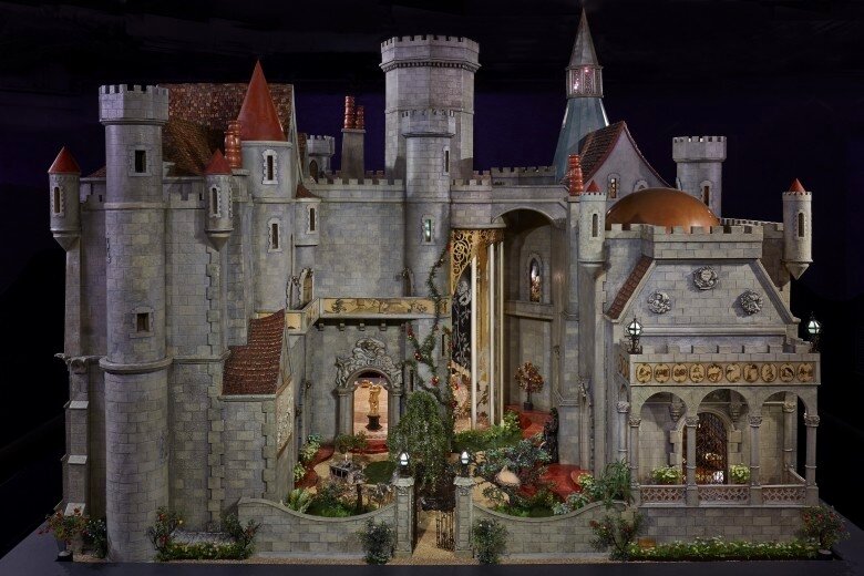 Во дворе замка легко помещается взрослый человек