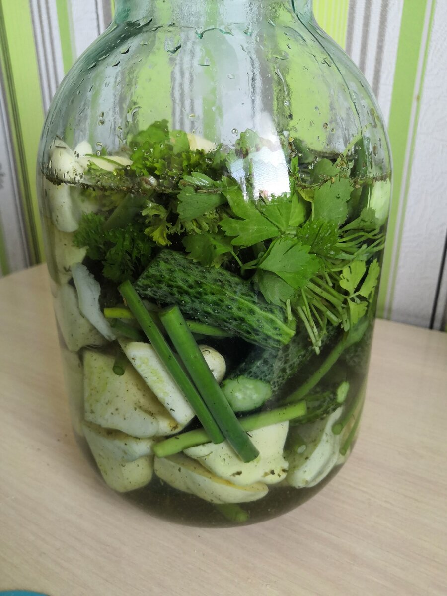 Малосольные овощи в банке.