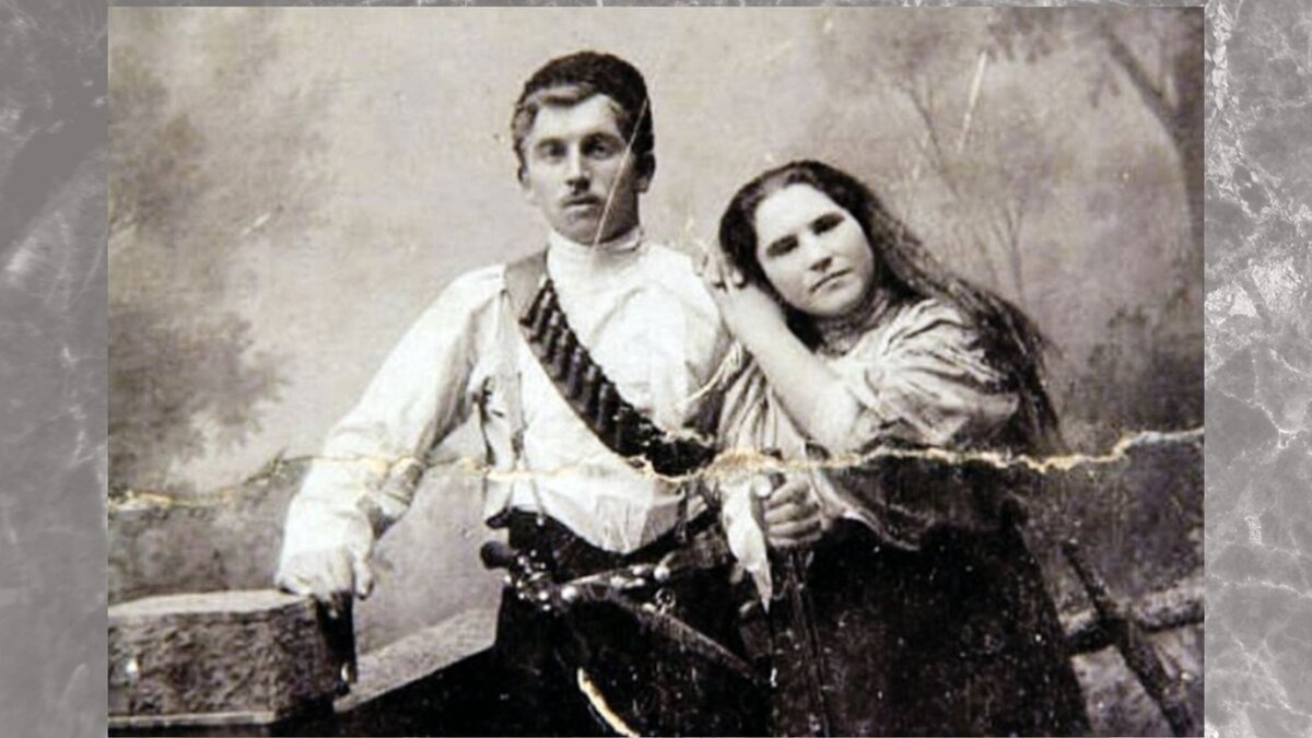 На фото: Мария Андреевна Попова с мужем Иваном. Фото из семейного архива Источник: https://rg.ru/2017/12/07/rodina-anka-mariia-lidiia-pavlina.html