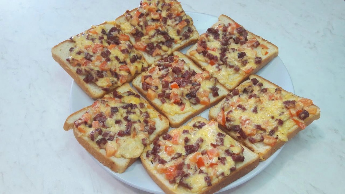 Приготовьте горячие бутерброды, которые по вкусу совсем как пицца. На приготовление пицца-бутербродов вы потратите всего 10 минут своего времени!!  Горячие бутерброды можно приготовить на завтрак. Очень простой, сытный и быстрый. Также это отличный перекус или закуска.  