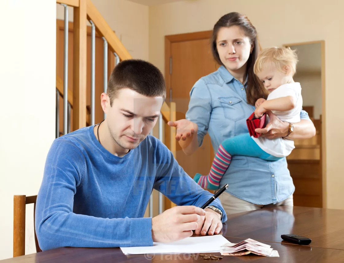 зачем молодым ребенок. старшие и младшие дети. старшие дети. мама папа и ребенок. уставшая мама.