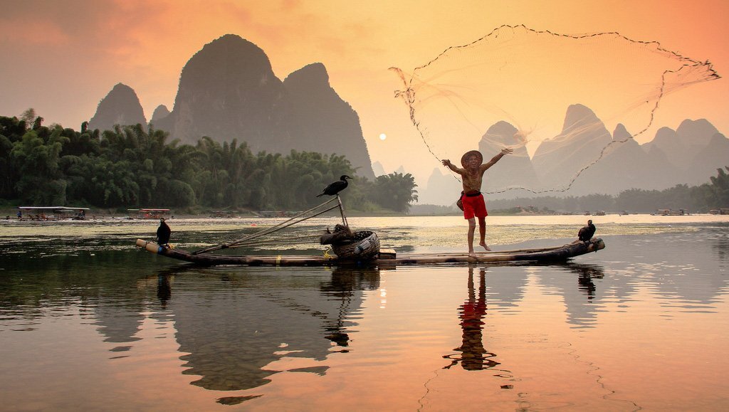 Все это великолепно выглядит осенью, когда небольшие холмы покрываются красными листьями. В такие моменты река похожа на изящный шелковый пояс, который причудливо вьется среди гор.