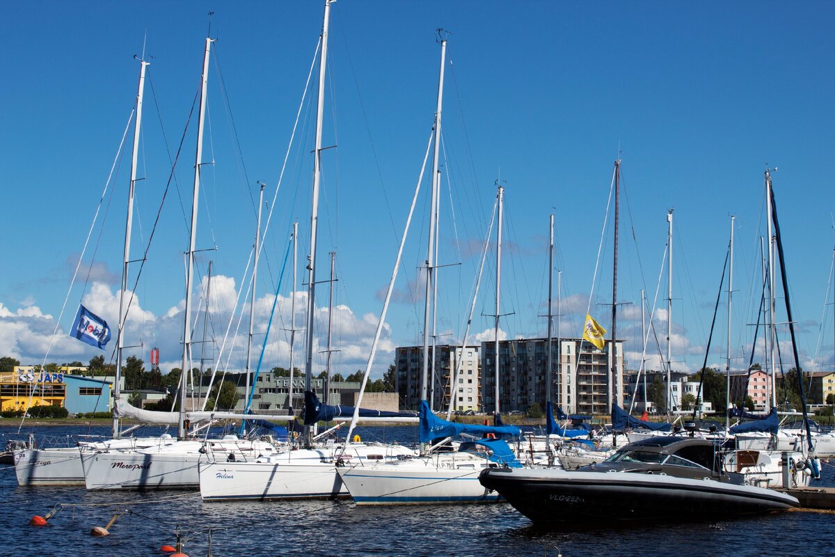 Яхты возле причала в городе Пярну. Фото мое.