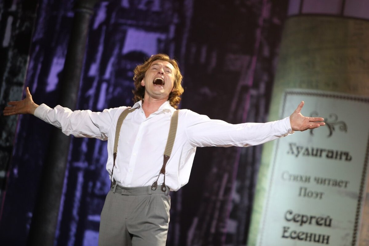 Эмоциональное декламирование. Сергей Безруков в роли Сергея Есенина. Фото с сайта Яндекс.