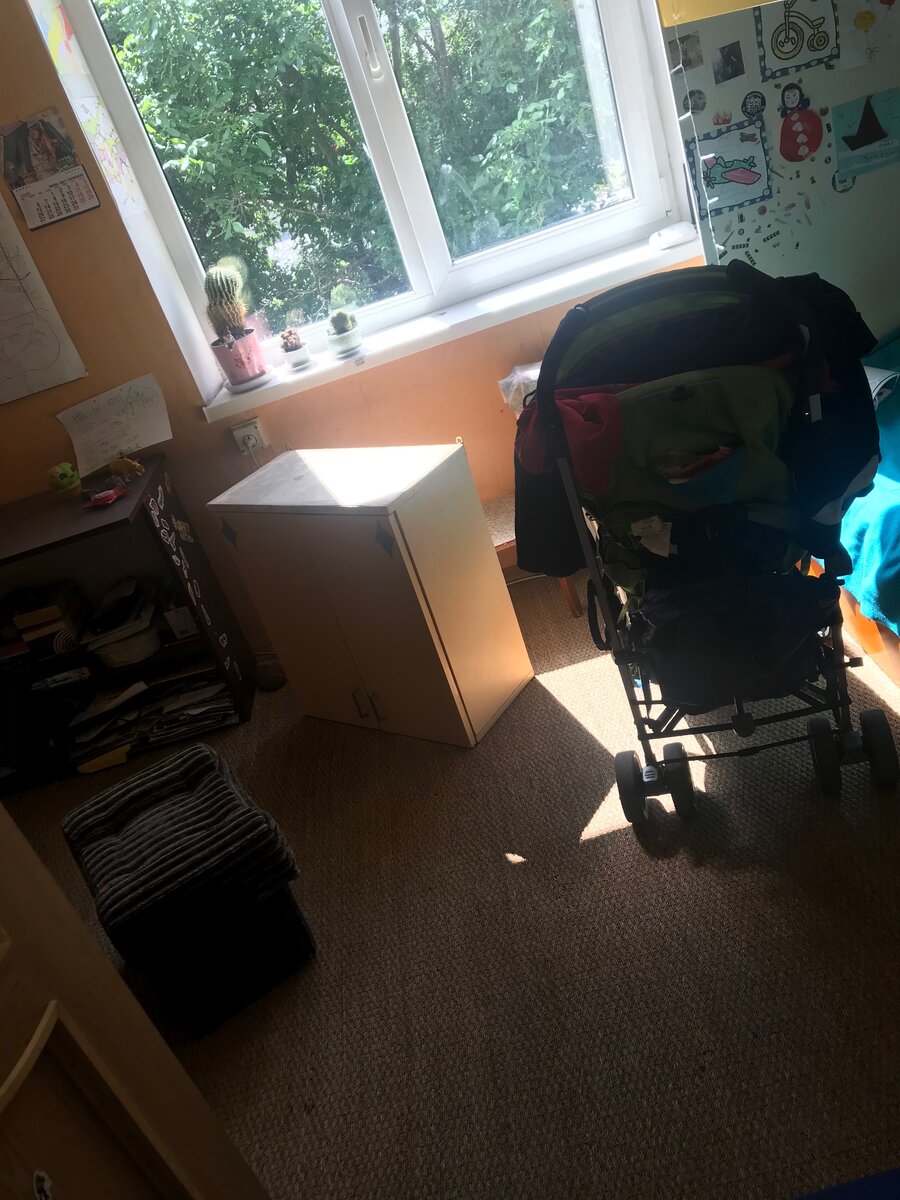 Ну, мы сегодня побывали дома. Эта комната - наша - самая нетронутая разрухой.