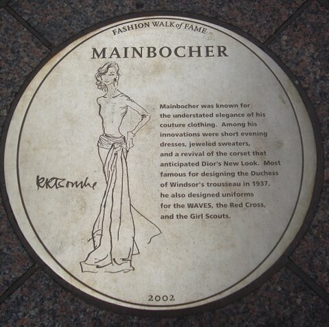 Памятный знак Мэйнбокера на Алее Модной Славы в Нью-Йорке. Каждый памятный знак на Аллее представляет собой круглую полированную металлическую плиту внутри гранитного квадрата, посвящённую одному из работавших в Нью-Йорке дизайнеров, оказавших значительное влияние на моду. Текст гласит, что модельер наиболее известен за создание свадебного наряда Герцогини Виндзорской в 1937 году