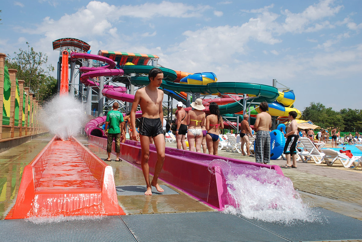 Одна из горок для спуска, всегда стоит один или более человек на подстраховке спускающегося человека.