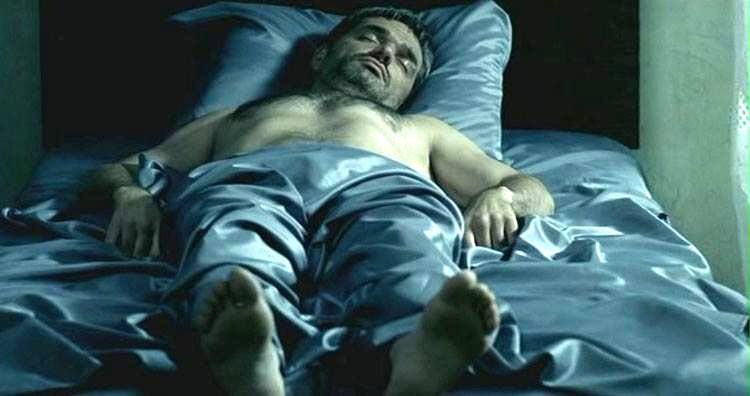 Кадр из фильма "Возвращение" Звягинцева. Практически дословная цитата картины Мантеньи "Мертвый Христос" 