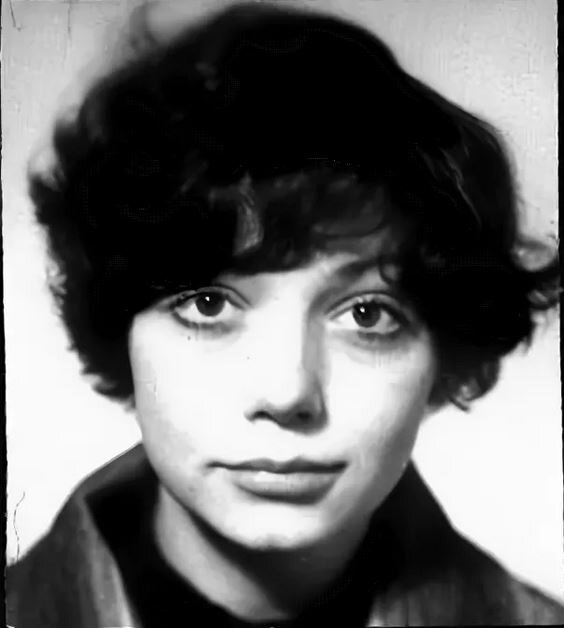 А глаза красивые и выразительные... Ума бы и честности этим глазам.