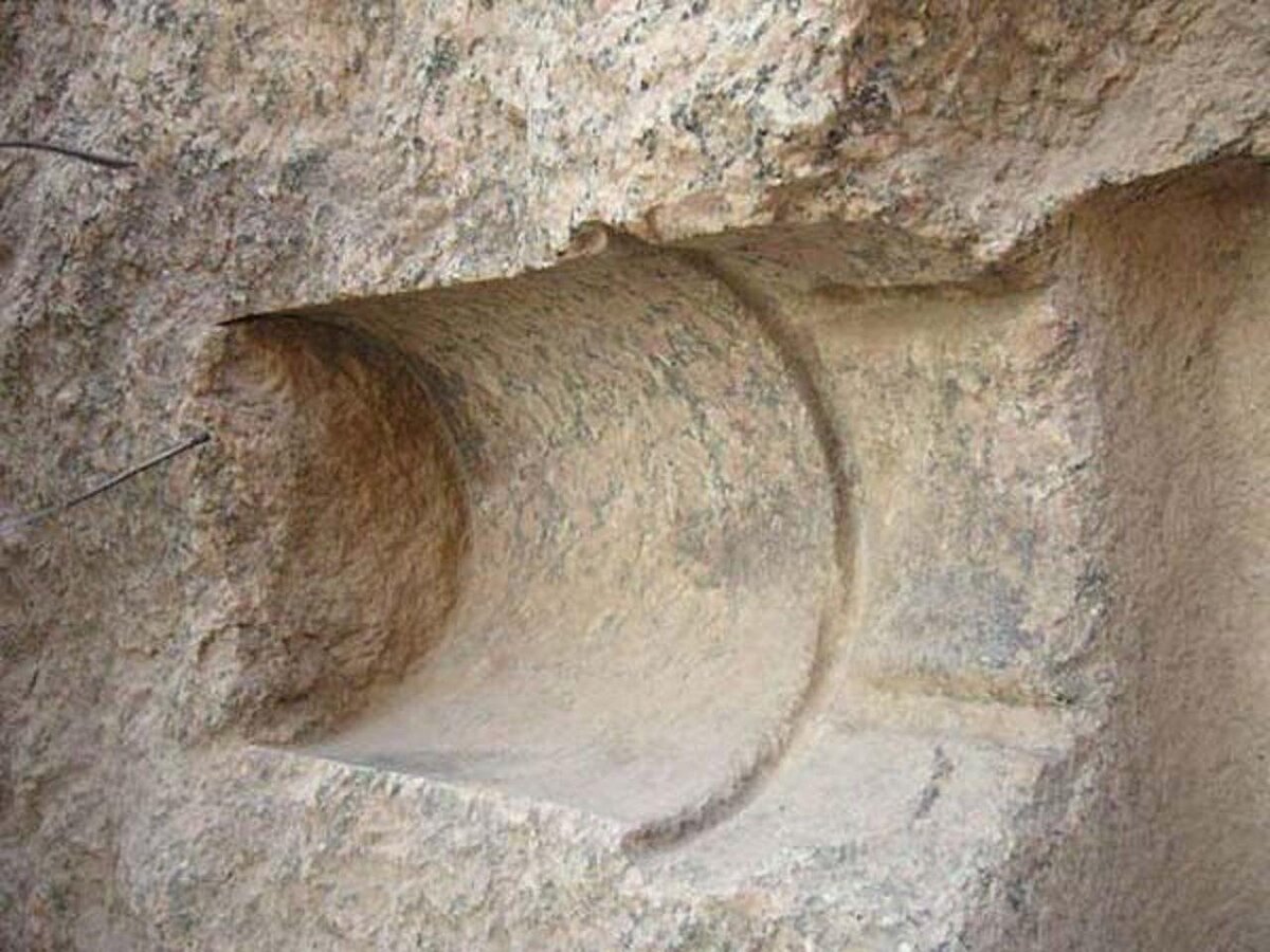 таким способом, якобы, раскалывали глыбы.