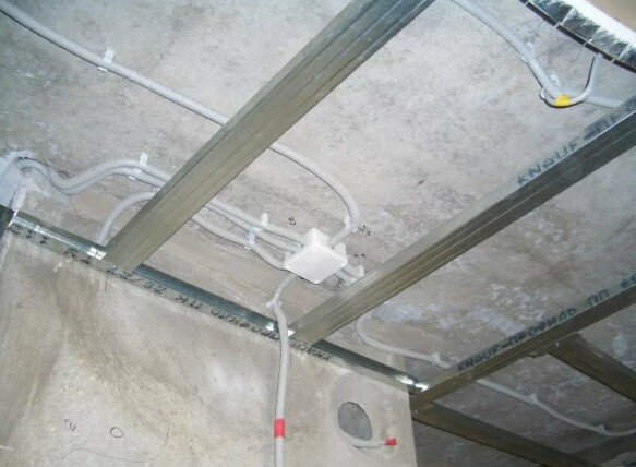 пример прокладки проводки по потолку фото