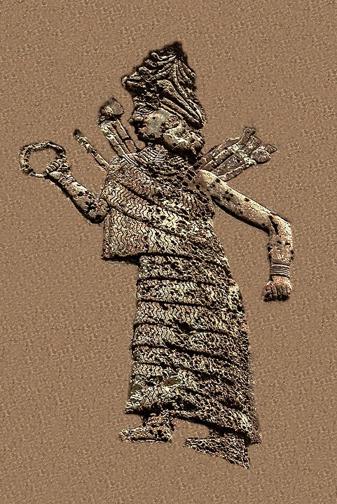 Иштар на рельефе Анубанини. Аккадский ли старовавилонский период (из статьи Википедии "Иштар"Автор: Koorosh Nozad Tehrani - Этот файл вырезан из другого изображения: Anubanini Rock Relief 1.jpg, CC BY-SA 2.0, https://commons.wikimedia.org/w/index.php?curid=77401014)