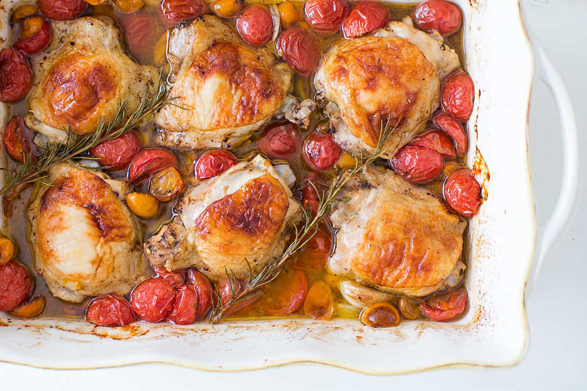 Курица запеченная в помидорами духовке. Курица запеченная с помидорами. Курица с помидорами черри в духовке. Бедрышки с помидорами в духовке. Курица запеченная с вяленных.