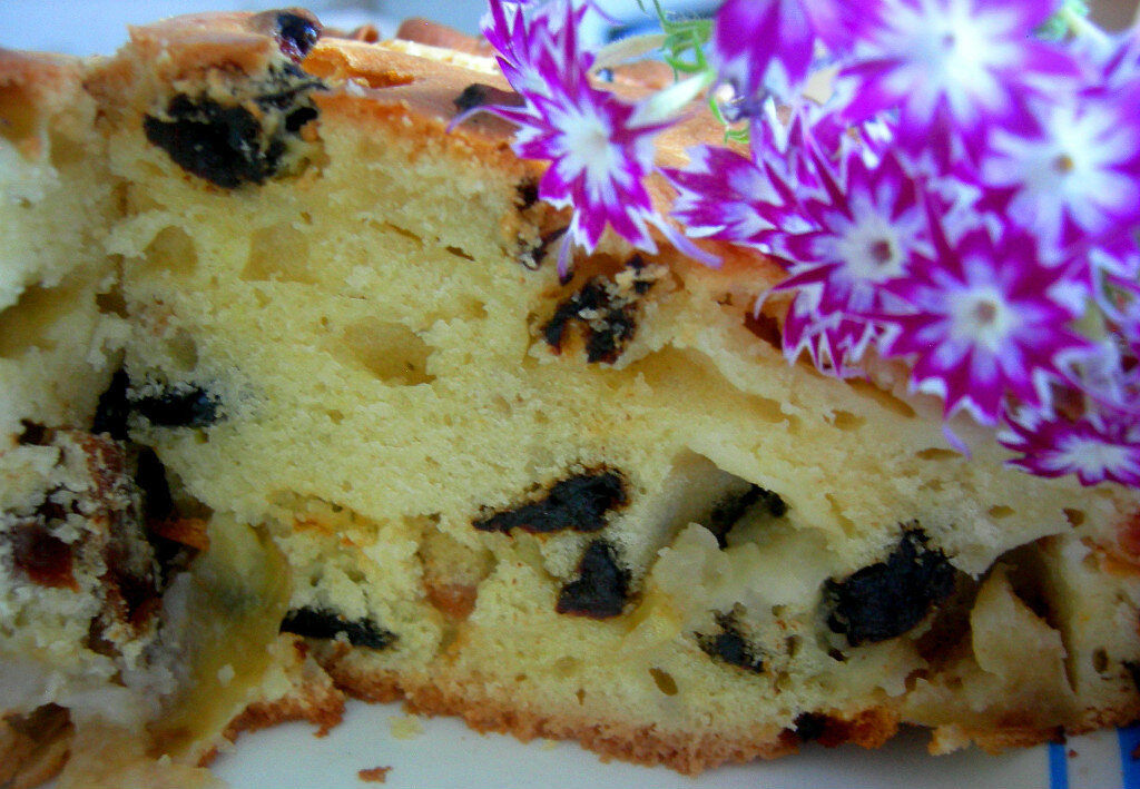 Воздушный пирог с яблоками и черносливом