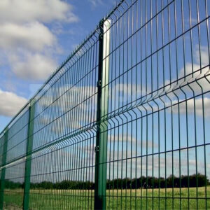 Обычную модель забора делают из сварной сетки. Доступная цена такого ограждения не говорит о плохом качестве, у модели имеются преимущества, благодаря которым такой забор популярен. 3D заборы занимают особую позицию на строительном рынке. Не только профессионалы в сфере строительства, но и обычные владельцы участков отмечают, что такой забор – отличное решение для тех, кто не хочет загромождать участок ограждениями из бетона, металла и других материалов.