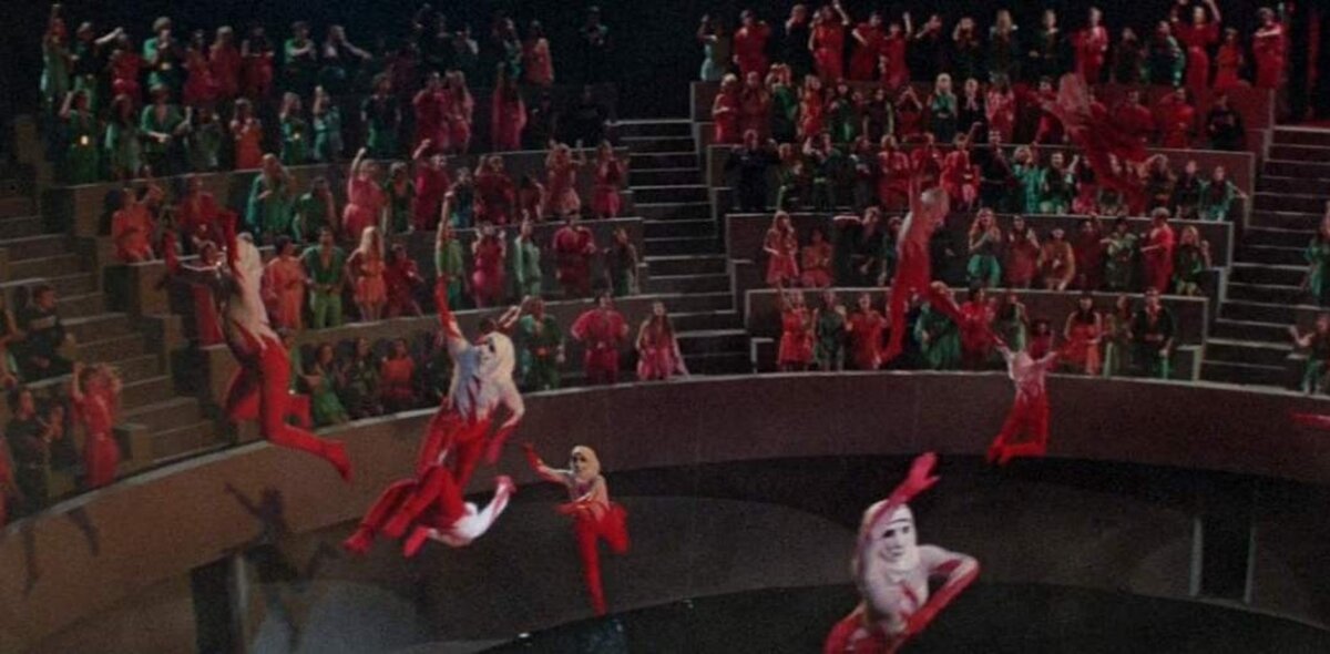 Кадр из фильма "Бегство Логана". Перерождение на карусели