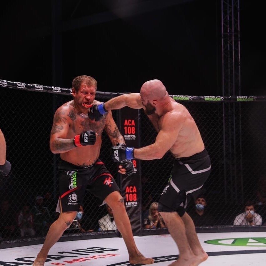 Жесткий удар Исмилова.                                                        источник:https://vk.com/emelianenko_fedor?z=photo-24199118_457284524%2Fwall-24199118_1529171