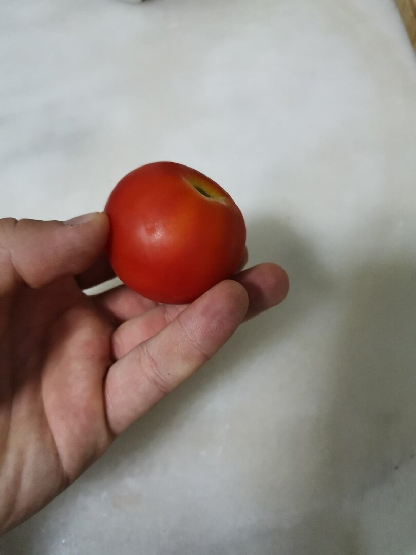 Спелый, домашний помидор.