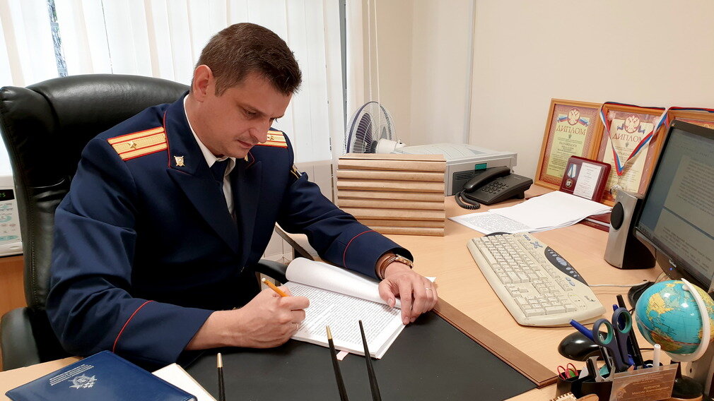 полицейский с телефоном. а. прокурор и следователь в суде. звоню в полицию. телефонные аферисты.