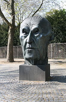 "Аденауэр - это голова! Я бы ему палец в рот не положил!" Памятник канцлеру Конраду Аденауэру в Бонне