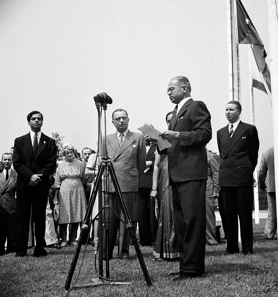 15 августа 1947 года: Организация Объединенных Наций принимает участие в процессе предоставления Индии независимости. Недавно назначенный представитель Индии в Организации Объединенных Наций г-н Падманабха Пиллай выступает в Центральных учреждениях Организации Объединенных Наций на церемонии поднятия нового флага Индии, который занял свое место среди флагов остальных 54 государств-членов. В церемонии вступления в силу Акта о независимости Индии также принимали участие (слева направо): г-н Самарендранатх Сен, постоянный сотрудник по вопросам связи делегации Индии; Его Превосходительство г-н Иван Крно, исполняющий обязанности Генерального секретаря организации Объединенных Наций; и г-н Жан де Ну, начальник Службы протокола Организации Объединенных Наций. (Фотоархив ООН) Взято с сайта: uniteapps.un.org.