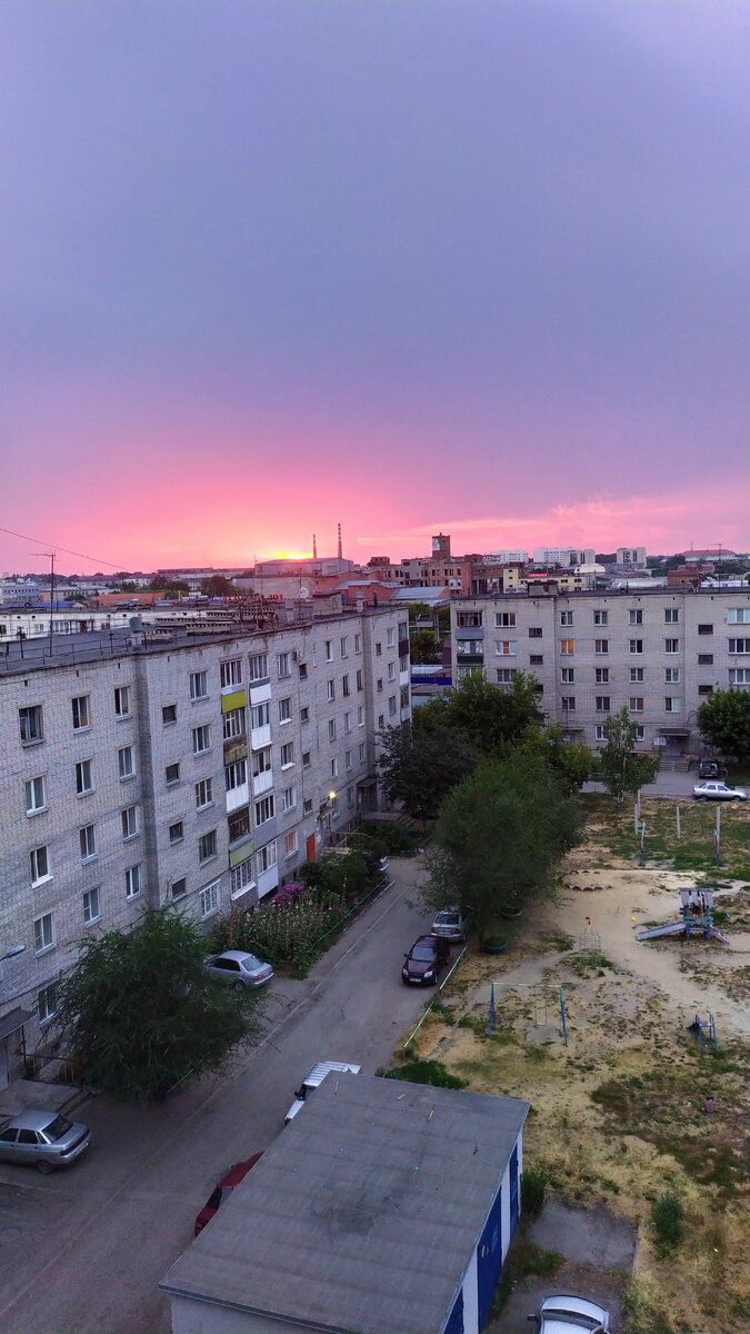 Прекрасный закат в городе