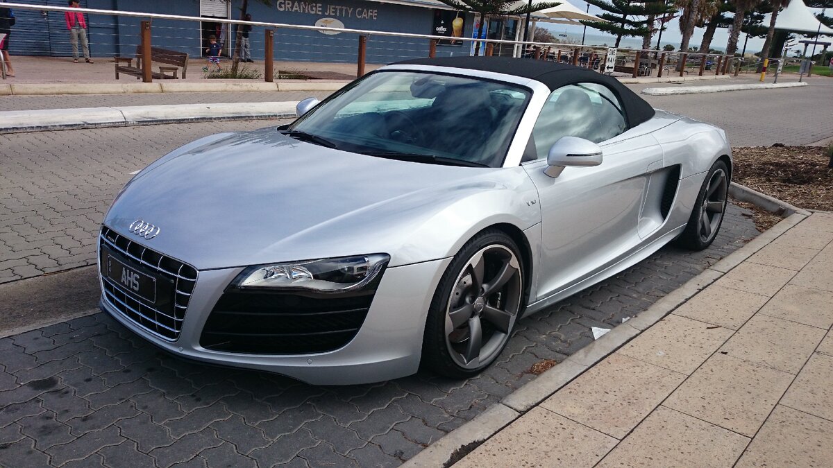 Источник: https://commons.wikimedia.org/wiki/File:Audi_R8_V10_Spyder_(14343149530).jpg