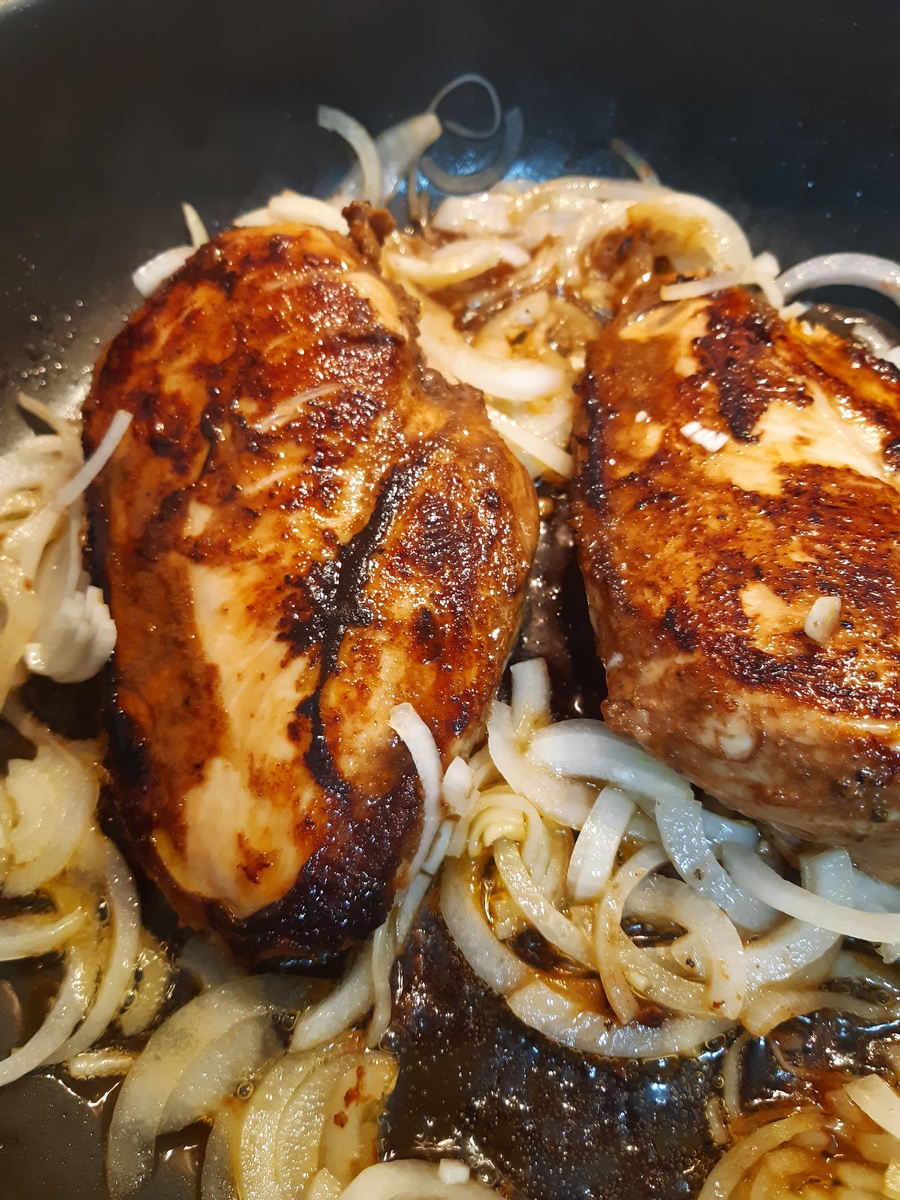 Обжариваем курицу